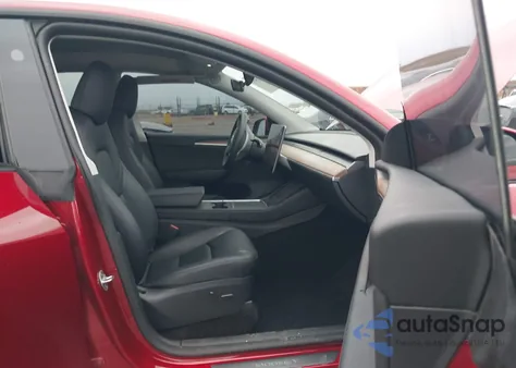 2024 Tesla Model Y Long Range Dual Motor All-Wheel Drive z USA, uszkodzony, nr VIN 7SAYGAEE0RF149440